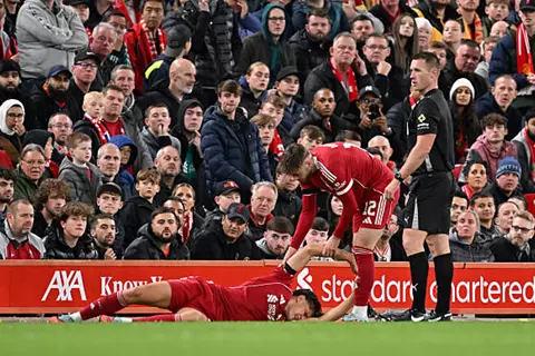 تقارير: إصابة مدافع ليفربول بقطع في الرباط الصليبي